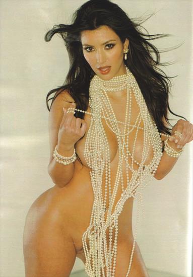 Kim Kardashian - Kim_Kardashian_Playboy_12-2007_235_123_700lo.jpg