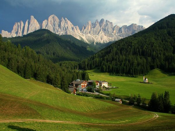 W świetle i mroku - dolomites-valley-italy_27043_600x450.jpg