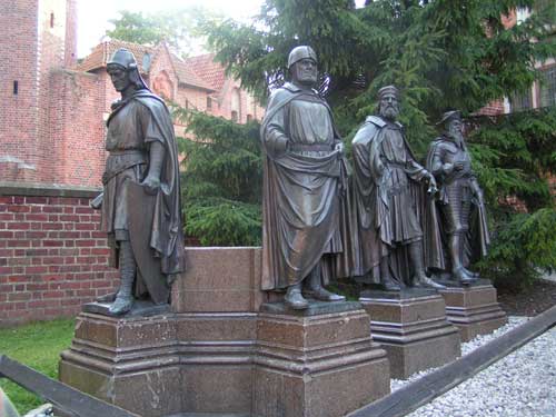 Galeria - Pomnik czterech Mistrzów krzyżackich.jpg