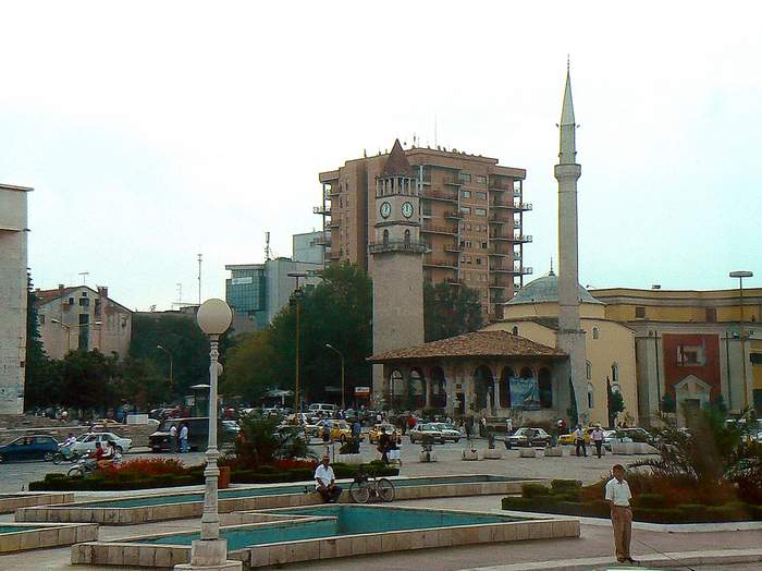 Albania - meczet z wieżą zegarową.jpg
