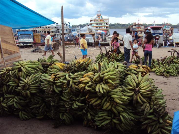 GALERIA-ZDJECIA-PERU - port, jedna duża kiść bananów za 7-10 soli.JPG