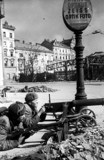 II wojna św.-foty - Soviet machinegun crew in German town.jpg
