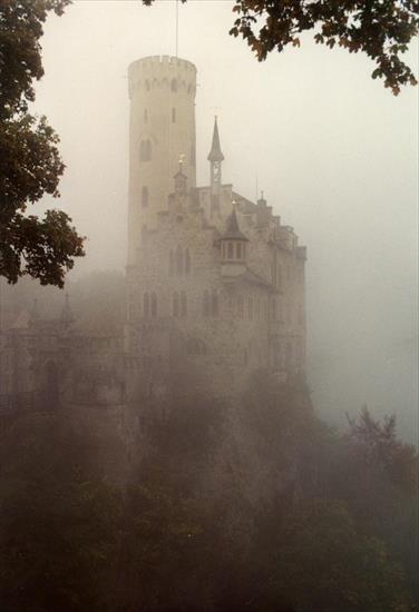 zdjęcia - Castle_in_the_fog.jpg