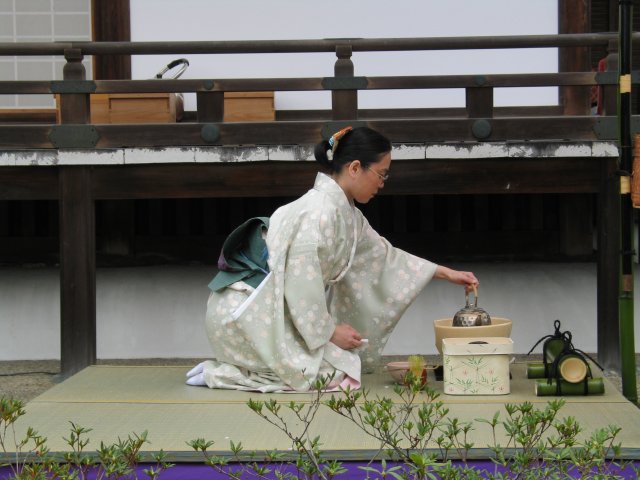 ceremonia parzenia herbaty - Tea_ceremony_performing_2.jpg