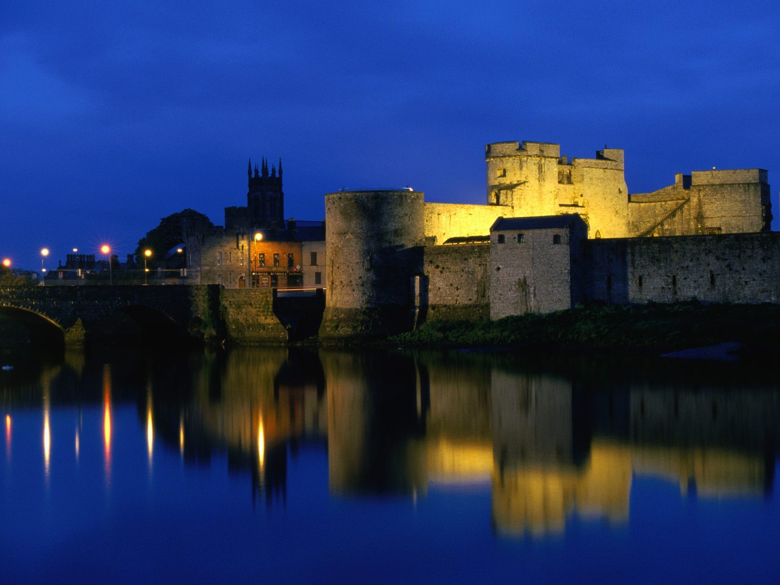 Castles Wallpapers - King Johns Castle Reflected in the River Shannon, Limerick, Ireland.jpg