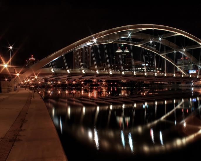 Architektura - late night bridge.jpg