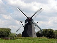 Młyny wodne i wiatraki - 200px-Windmill_in_Vendsyssel_2004_ubt.jpeg