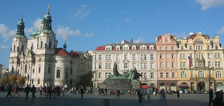 Czechy - Rynek staromiejski z pomnikiem Jana Husa.jpg