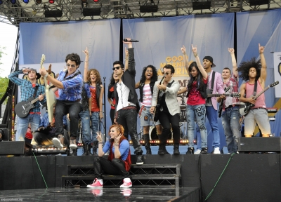 Jonas Brothers i Demi Lovato GMA 13.08 - Zdjęcia - normal_113.jpg