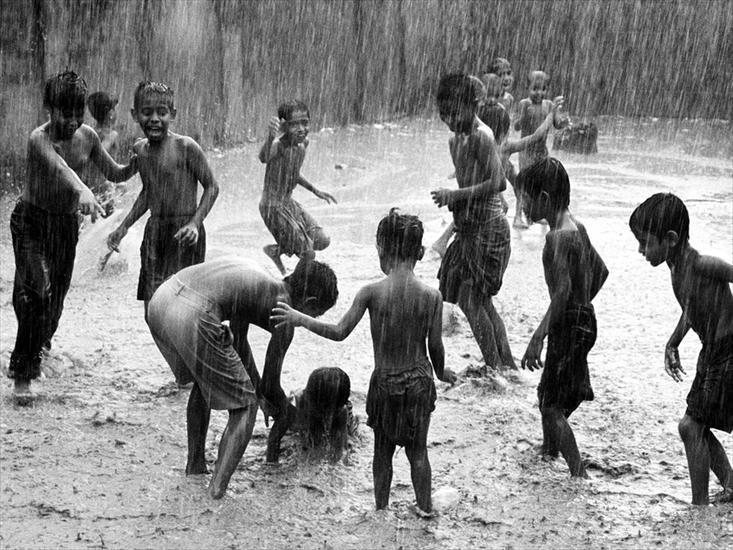 tapety - children-play-rain-india_18731_990x742.jpg