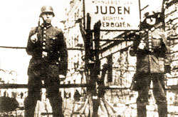  Czasy Wojenne - Żołnierze SS przy bramie getta.jpg