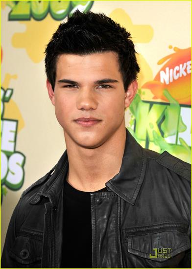Taylor Lautner - taylor-lautner-demi-lovato-2009-kids-choice-awards-05.jpg