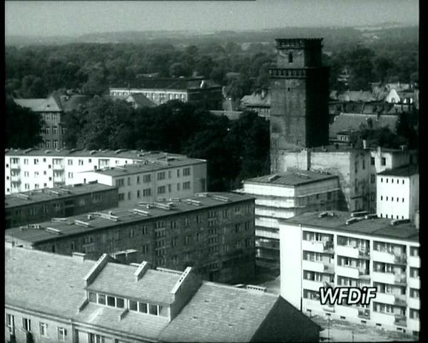 Nysa w panoramie - Widok na ul. Krzywoustego i Wieżę Bramy Ziembickiej z dzwonnicy lata 60 wieku XX_69b3794502.jpeg