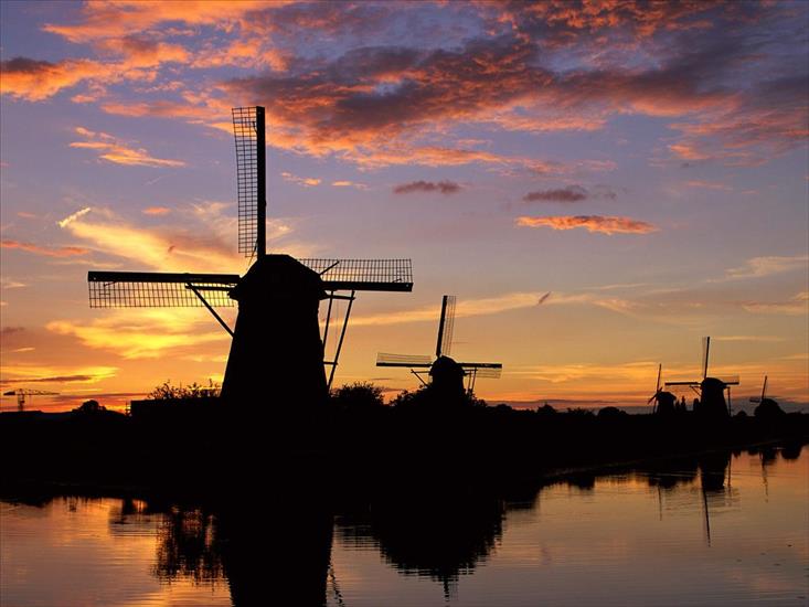 TAPETY WIDOKI - Windmills Reflected, Kinderdijk, Netherlands.jpg