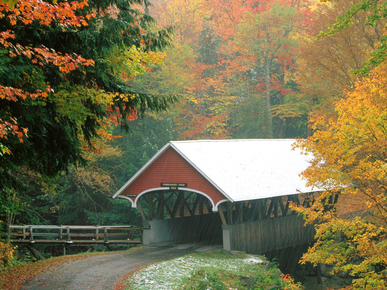 Galeria - Flume Covered Bridge in Autumn, Franconia Notch State Park,.jpg