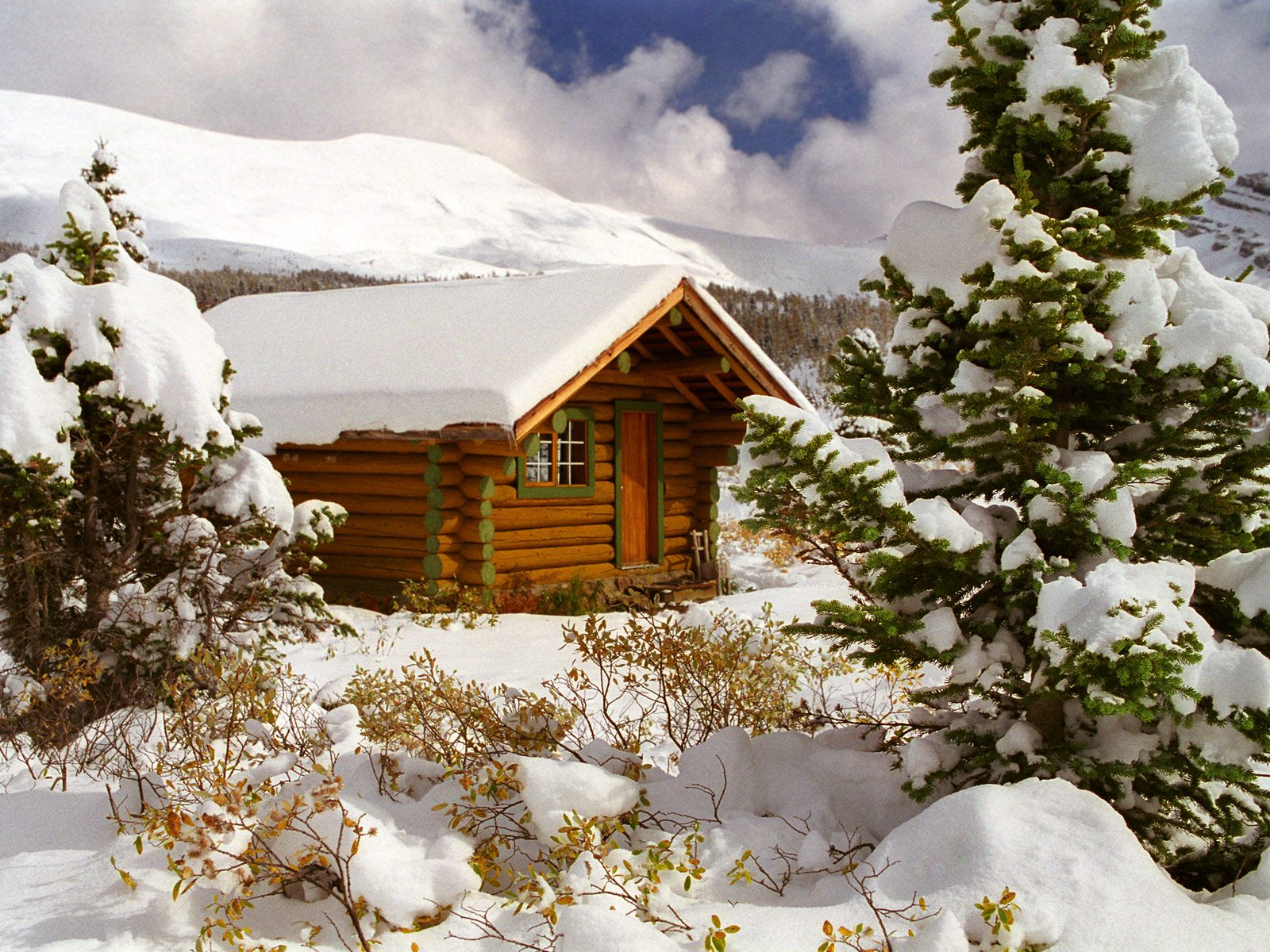 Boże Narodzenie - Cozy Log Cabin, Mount Assiniboine, British Columbia, Canada.jpg