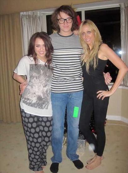 Miley zdjęcia prywatne - miley-cyrus-z-rodziną.jpg