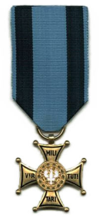 odznaki II wojna Światowa - 200px-Krzyż_Złoty_Orderu_Virtuti_Militari_wz_1992.jpg