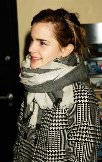 Emma Watson - UKFilmPremiereAnoUnaArrivals_zuxofs7Gukl.jpg