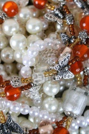 Tła perły, kamienie - 7424680-tekenreeksen-van-parels-kralen-en-sieraden-butterfly.jpg