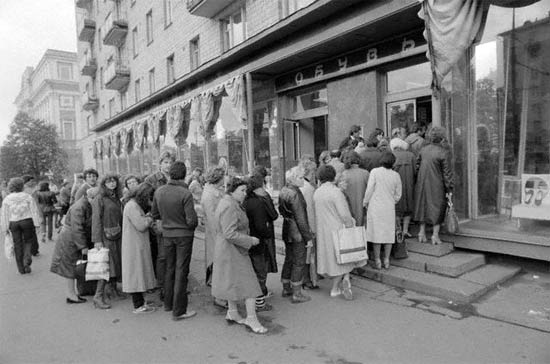 1930-2010 - Europa Srodkowa i Wschodnia  foto - Supply - 1983 - a line for shoes in Moscow.jpg