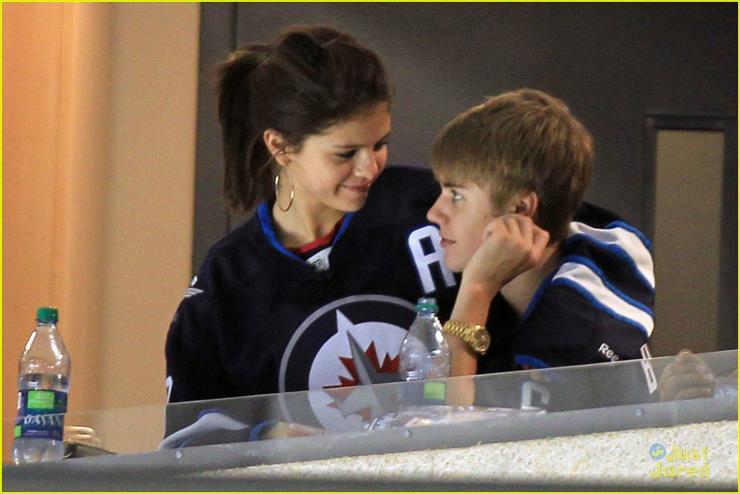 z Justinem Bieberem - selena-gomez-justin-bieber-hockey-game-23.jpg