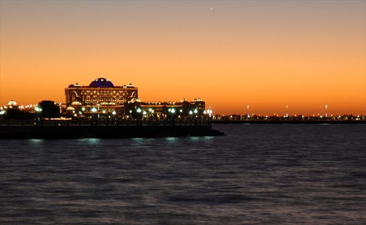 Architektura - Emirates Palace Hotel in Abu Dhabi - UAE sunset.jpg
