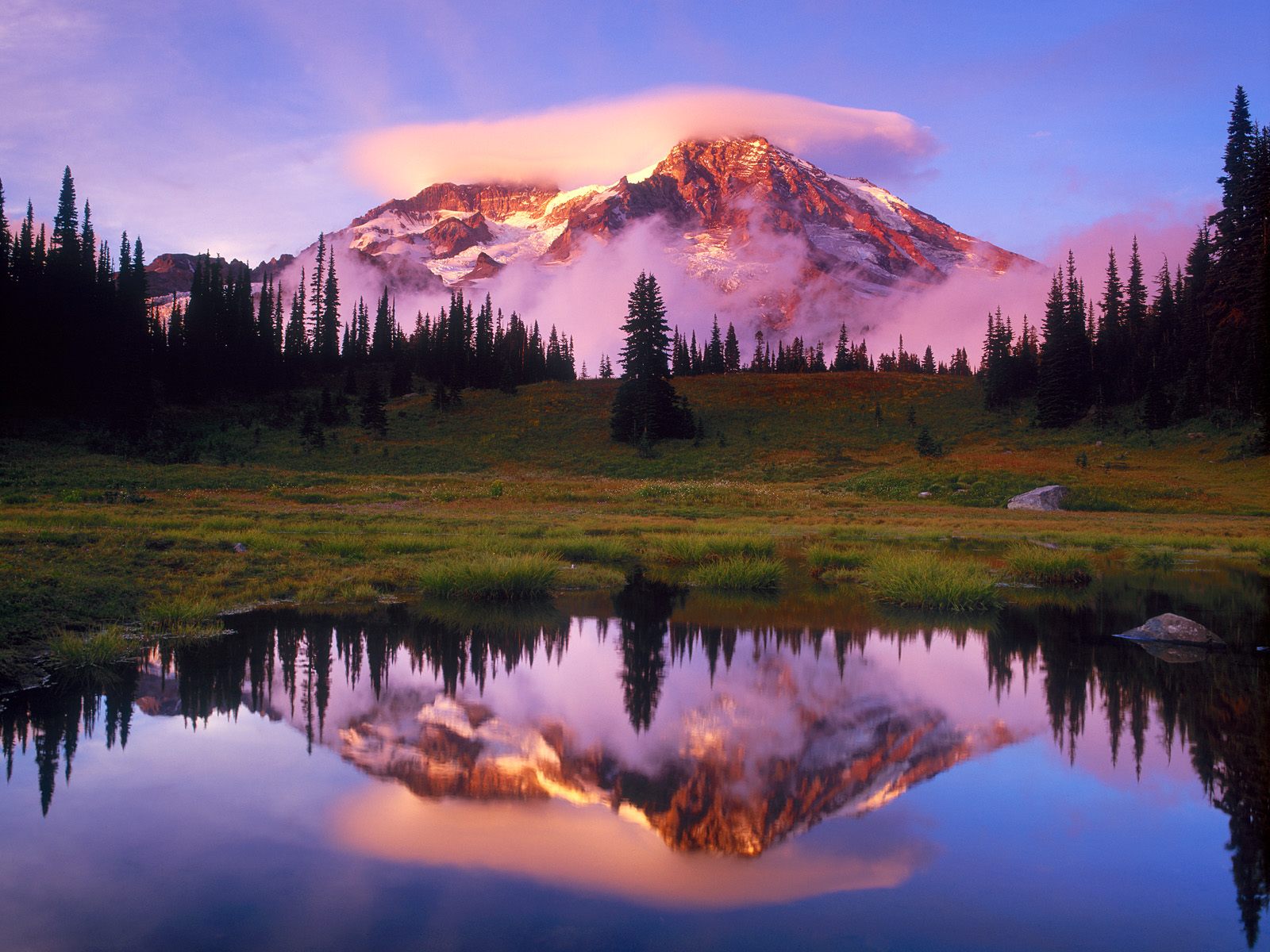 obrazy wodne - Mount-Rainier-and-Lenticular-Cloud-Reflected-at-Sunset_-Washington.jpg
