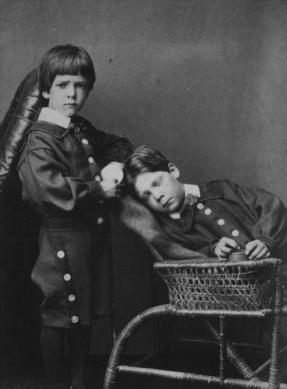 XIX-XX - Florilges photos denfants -  1876 Lewis Caroll Hugh et Brooke Kitchin.jpg