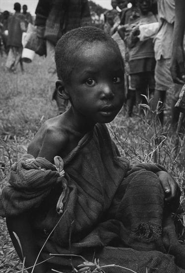 XIX-XX - Florilges photos denfants -  1997 Sebastiao Salgado Camp Km42 de Biaro pour les rfugis hutus du Rwanda Zare.jpg