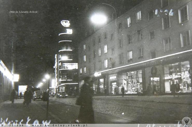 po 1945 roku - wylot szewskiej z pierwszymi neonami na oławską. po p...ej kameleon z wielkimi przeszklonymi witrynami, 1964.jpg