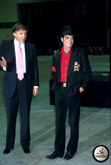 1990.04.06 - Michael Jackson attends t... - michael-jackson-attends-the-opening-of...f-donald-trumps-taj-mahal-casino47-m-5.jpg