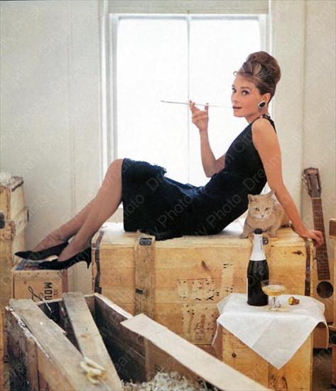 Audrey Hepburn - breakfast_at_tiffanys_color1.jpg