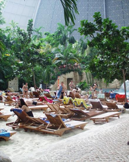 Tropical Islnd_Staakow-Niemcy_polecam - leżaki na plaży dziecięcej.jpg