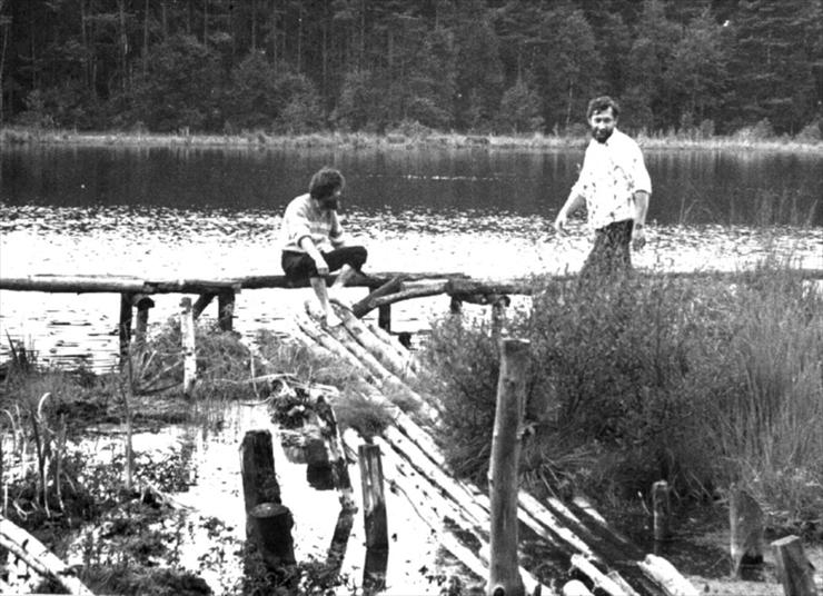 Jezioro 1986 - 10 nad jeziorem w lesie.jpg