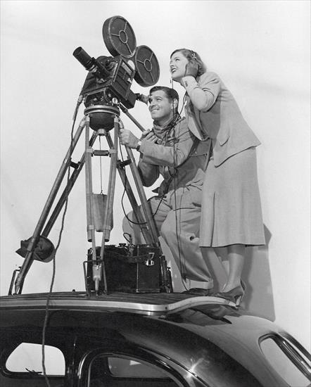 1938.Dwaj rywale - Too Hot to Handle - Clark_Gable_and_Myrna_Loy_on_set_of_Too_Hot_to_Handle.jpg