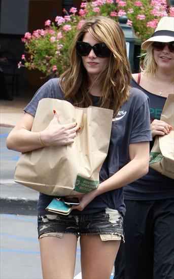 2010.07.26 - ashley-greene-072610-12.jpg